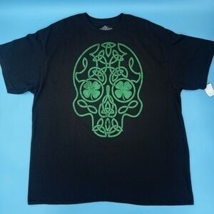 NWT - SKULL Graphic Tee